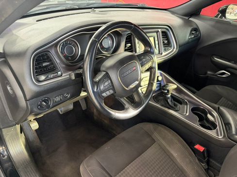 Used 2015 Dodge Challenger SXT RWD image 9