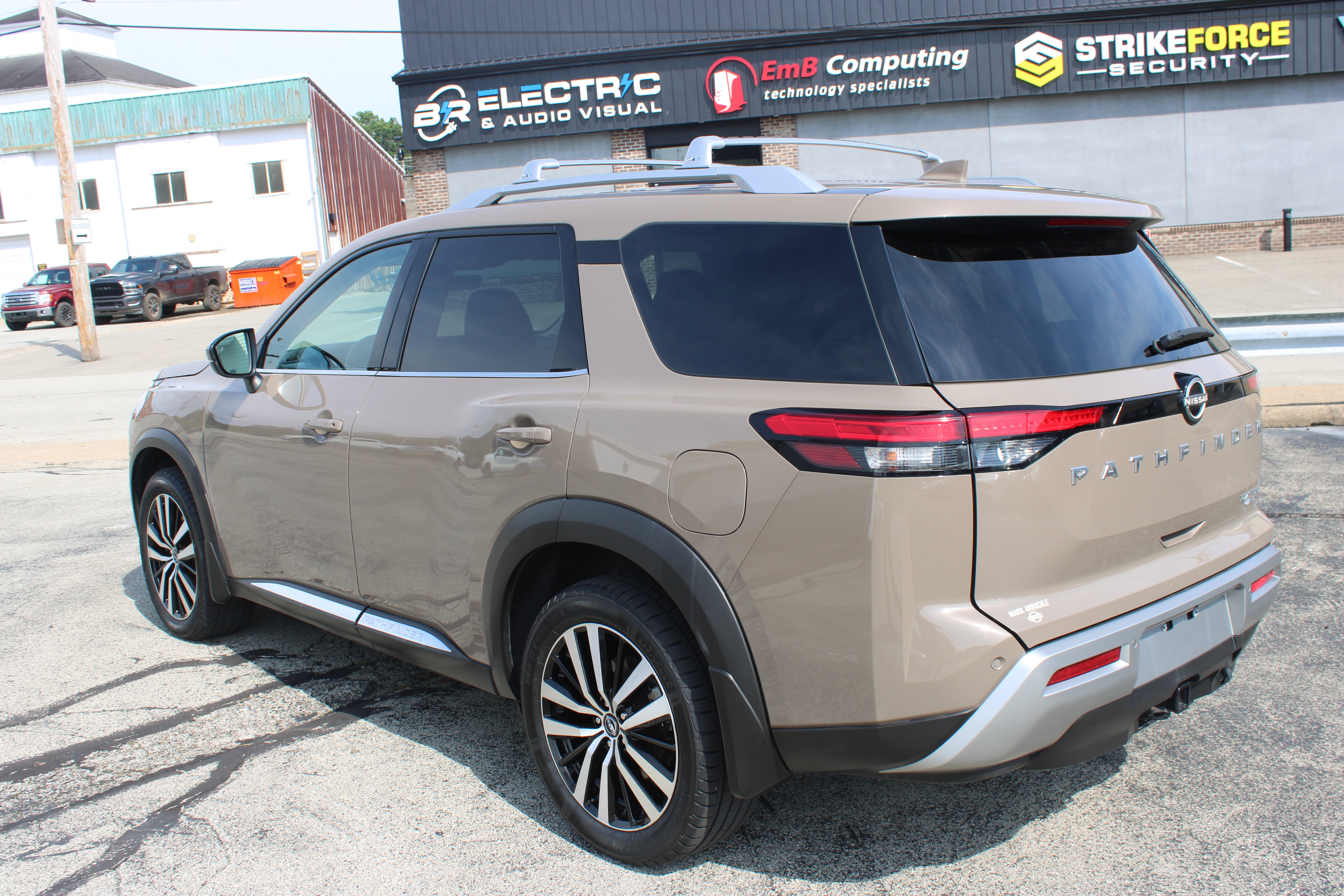 Certified 2024 Nissan Pathfinder Platinum w/ Cargo Package AWD/4WD image 3