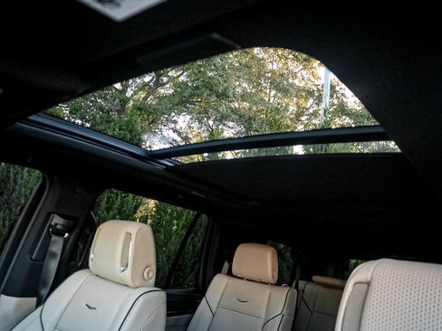 Used 2024 Cadillac Escalade Premium Luxury image 28