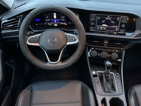 Used 2024 Volkswagen Jetta SE w/ Panoramic Sunroof Package image 9