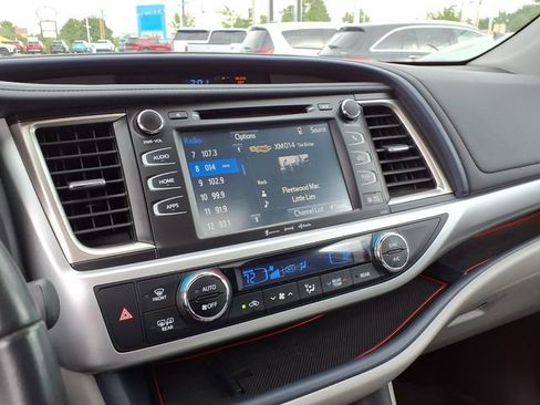 Used 2019 Toyota Highlander XLE AWD/4WD image 9