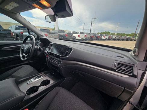 Used 2025 Honda Ridgeline Sport image 32