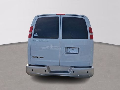 Used 2018 Chevrolet Express 2500 w/ Enhanced Convenience Package image 4