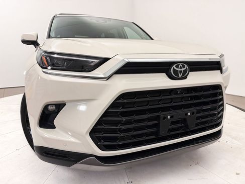 Used 2024 Toyota Grand Highlander AWD image 2