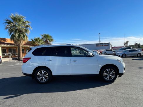 Used 2018 Nissan Pathfinder SV FWD image 6