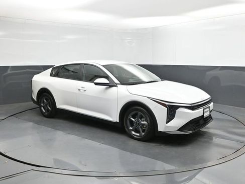 Used 2025 Kia K4 LXS image 17