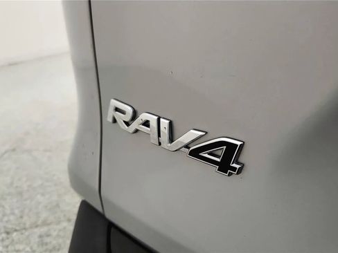 Used 2020 Toyota RAV4 XLE image 17