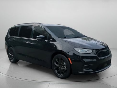 Used 2025 Chrysler Pacifica Limited FWD image 35