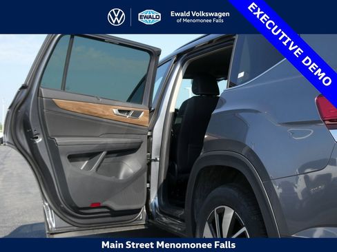 Certified 2025 Volkswagen Atlas SE image 36