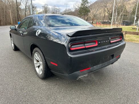 Used 2021 Dodge Challenger SXT image 6