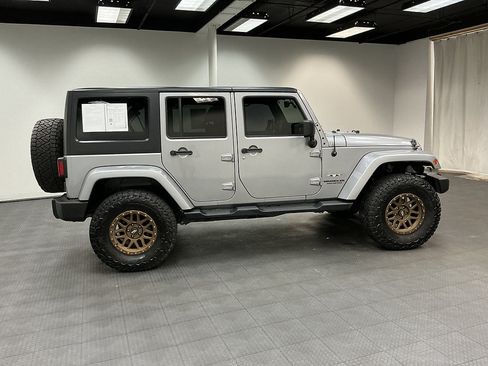 Used 2017 Jeep Wrangler Unlimited Sahara w/ Connectivity Group AWD/4WD image 6