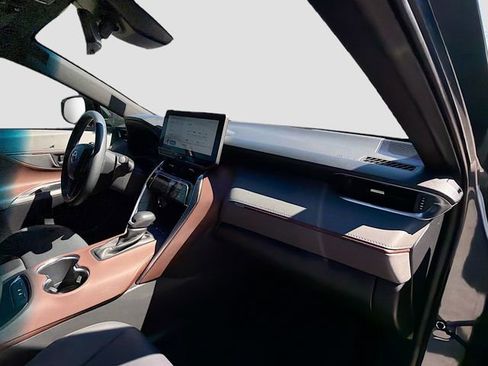 Used 2023 Toyota Venza XLE image 15