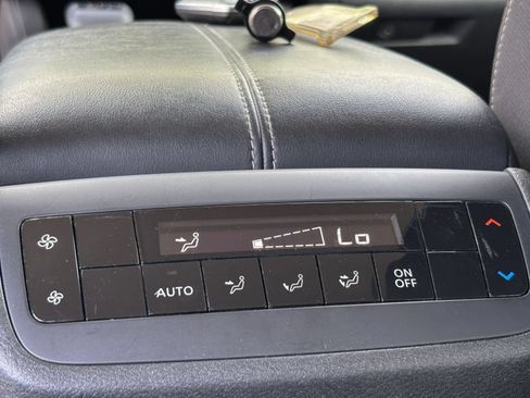 Used 2025 Nissan Pathfinder SV AWD/4WD image 24