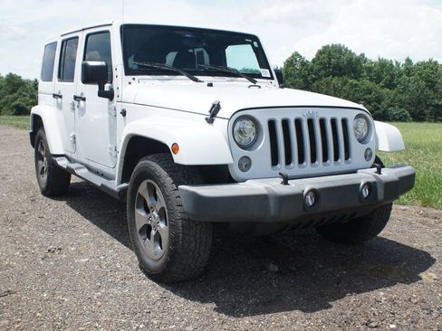 Used 2018 Jeep Wrangler Unlimited Sahara w/ Connectivity Group AWD/4WD image 3