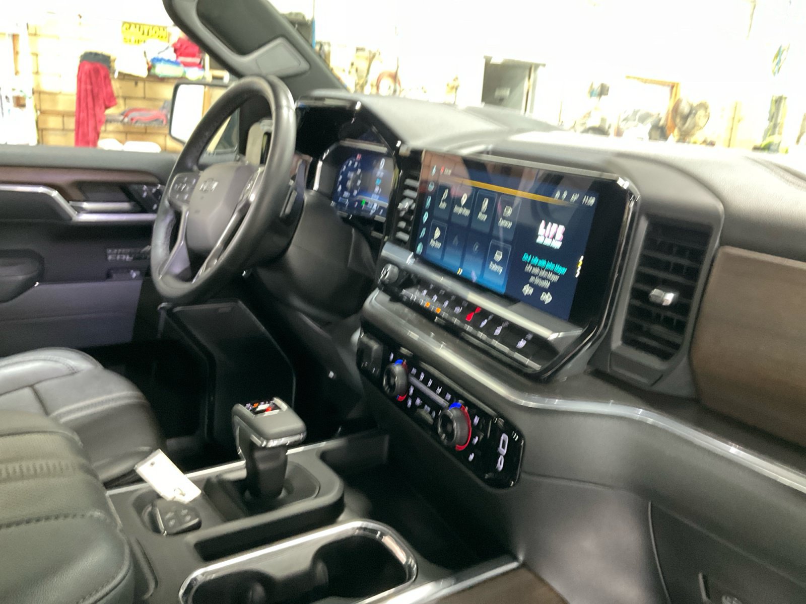 Used 2025 Chevrolet Silverado 1500 High Country w/ Midnight Edition AWD/4WD image 18