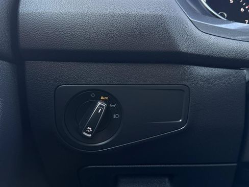Used 2018 Volkswagen Tiguan SE AWD/4WD image 44