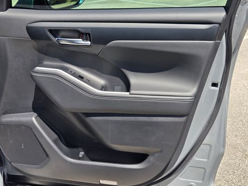 Used 2025 Toyota Highlander XLE AWD/4WD image 29