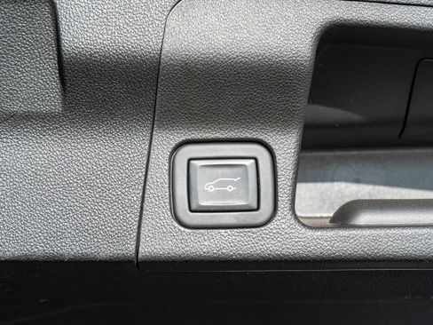 Used 2023 GMC Acadia SLE w/ Driver Convenience Package image 11