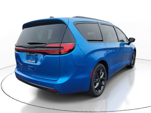 New 2026 Chrysler Pacifica Select image 6