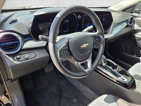 Used 2025 Chevrolet Trax LT w/ LT Convenience Package image 9