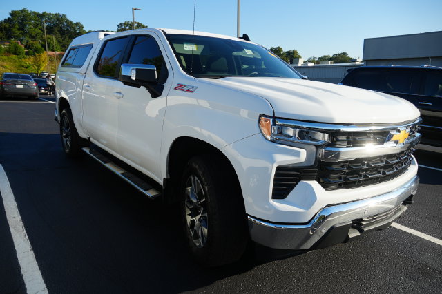 Used 2025 Chevrolet Silverado 1500 LT AWD/4WD image 1