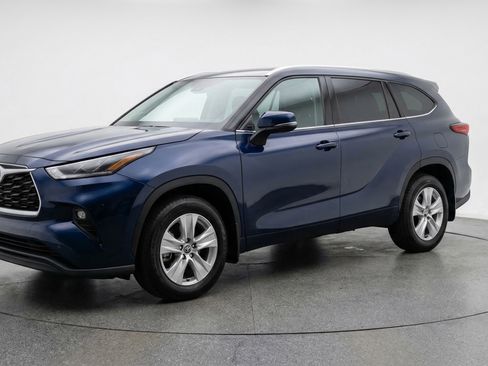 Used 2025 Toyota Highlander LE image 3