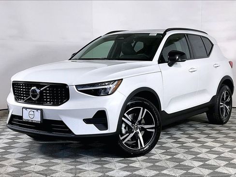 New 2026 Volvo XC40 B5 Core AWD/4WD image 1