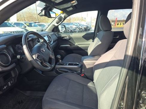 Used 2019 Toyota Tacoma TRD Sport image 11