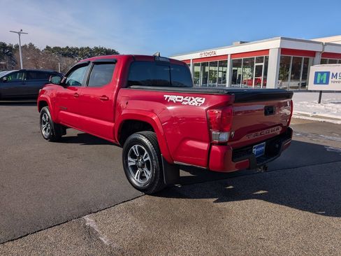 Used 2017 Toyota Tacoma TRD Sport image 3