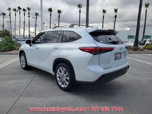 Used 2023 Toyota Highlander Limited FWD image 6