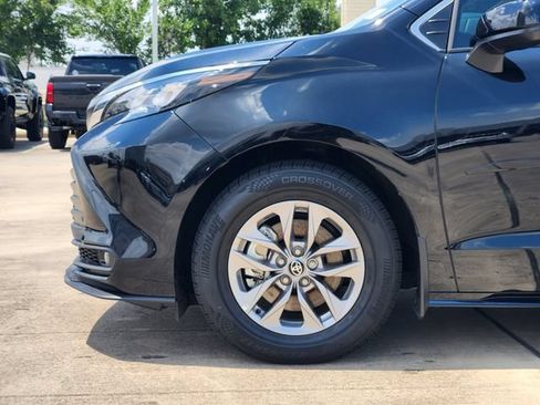 Certified 2026 Toyota Sienna XLE FWD image 8