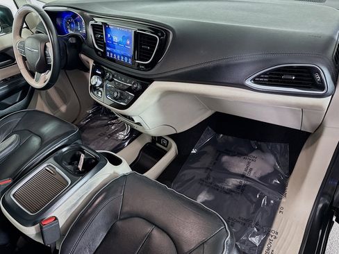 Used 2017 Chrysler Pacifica Limited w/ UConnect Theater Package FWD image 28