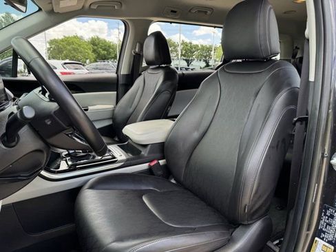 Used 2024 Kia Carnival EX FWD image 27