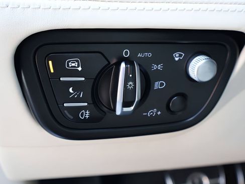 Used 2022 Bentley Bentayga image 23