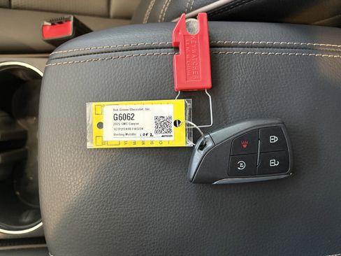 Used 2025 GMC Canyon Denali image 22