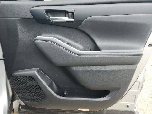 Used 2022 Toyota Highlander XSE FWD image 23