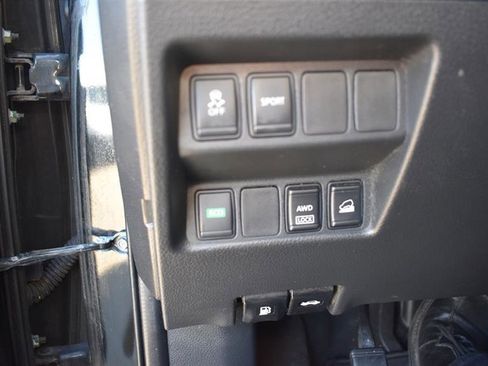 Used 2015 Nissan Rogue SV image 16