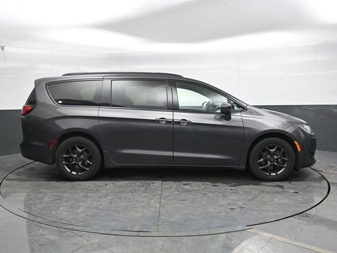 Used 2020 Chrysler Pacifica Touring-L Plus image 4