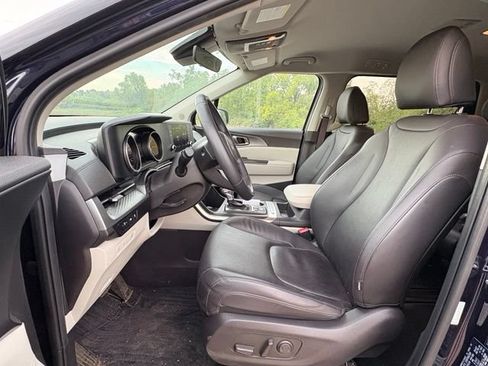 Certified 2024 Kia Carnival LX FWD image 9