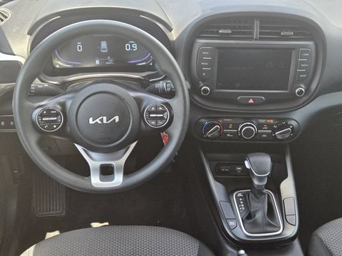 Used 2025 Kia Soul LX w/ LX Technology Package FWD image 10