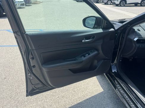 Used 2025 Nissan Altima 2.5 SV FWD image 15