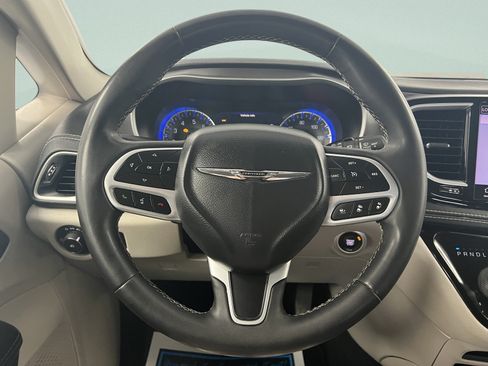 Used 2023 Chrysler Pacifica Touring-L FWD image 30