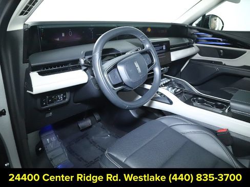 Used 2025 Lincoln Nautilus Premier AWD/4WD image 17