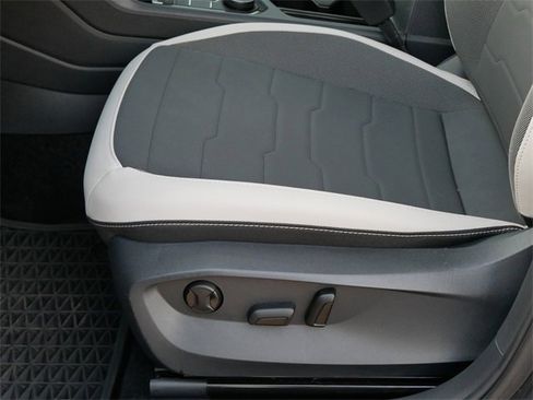 Certified 2025 Volkswagen Taos SE image 14