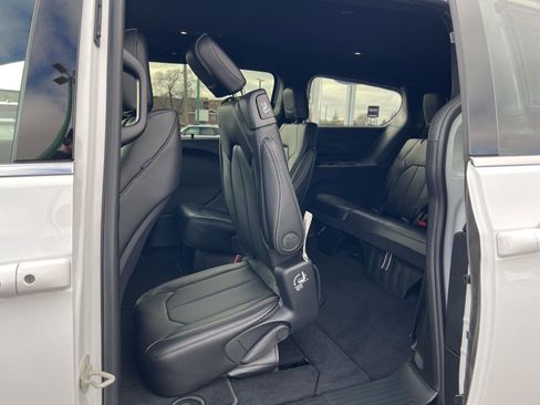New 2026 Chrysler Pacifica Select image 38