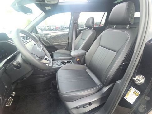 Used 2023 Volkswagen Tiguan SE R-Line image 26