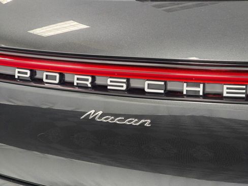 Certified 2024 Porsche Macan image 32