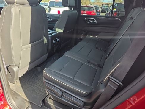 Used 2024 GMC Yukon SLT w/ SLT Luxury Package image 9