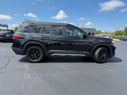 Used 2025 Volkswagen Atlas Peak Edition SE image 9