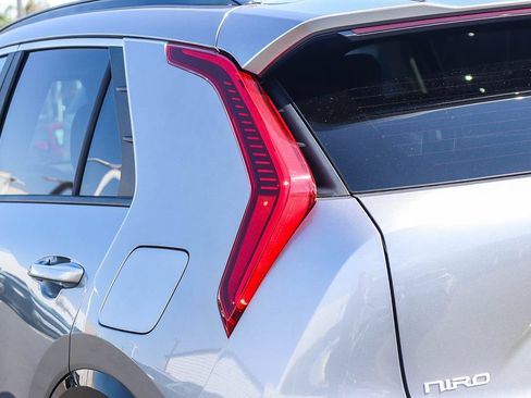 Certified 2025 Kia Niro FWD image 7